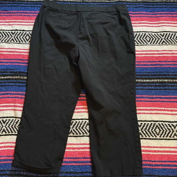 NWT- Chicos Womens Straight Leg Crop Pants 2 Size 12 Black Casual Twill Cuffed - Picture 3 of 3